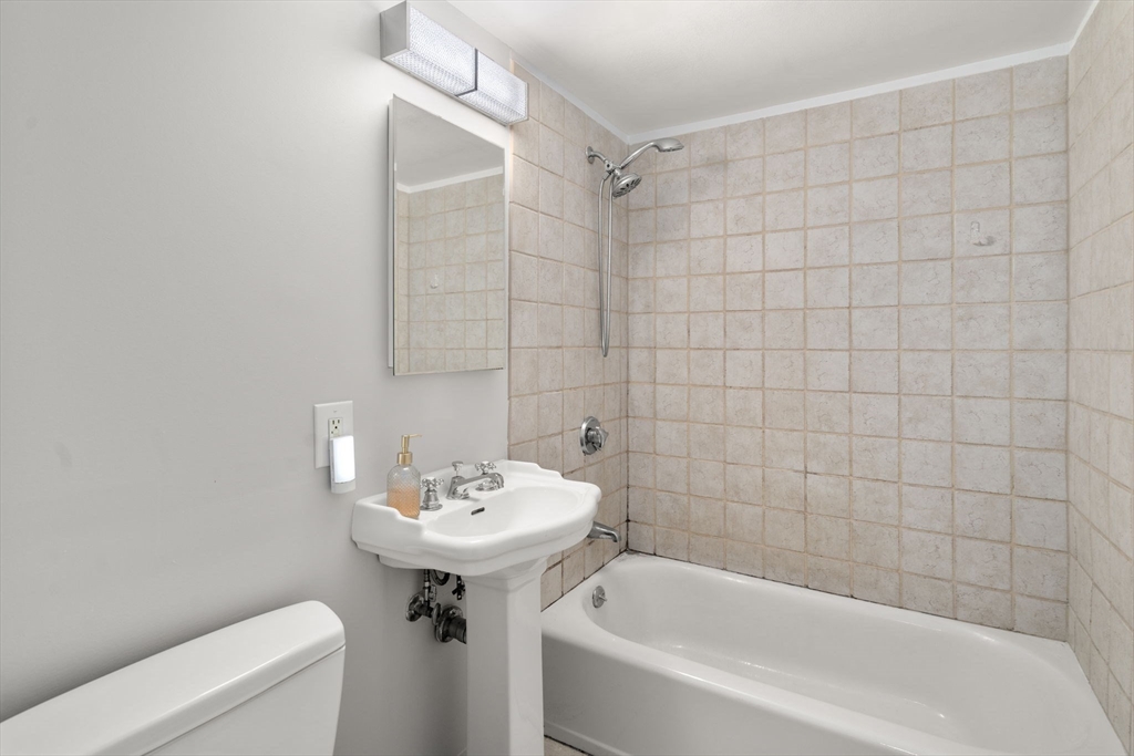 8R Riverside St # 2 Unit: 2-2