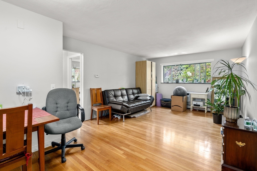 8R Riverside St # 2 Unit: 2-2