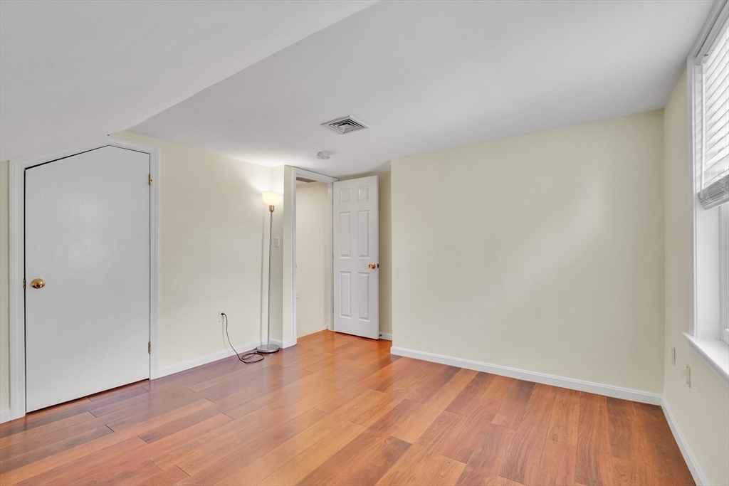 17-1 Parkers Ln # 1