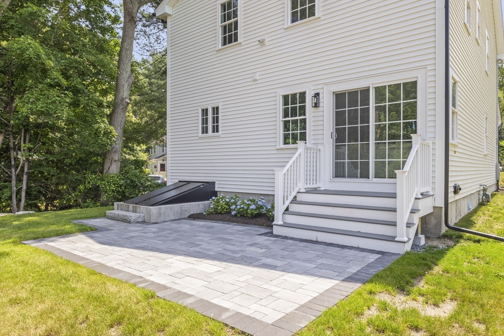 123 West St