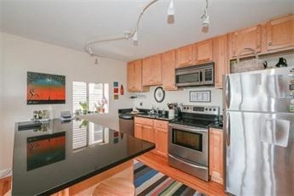 386 E 8th St # 5