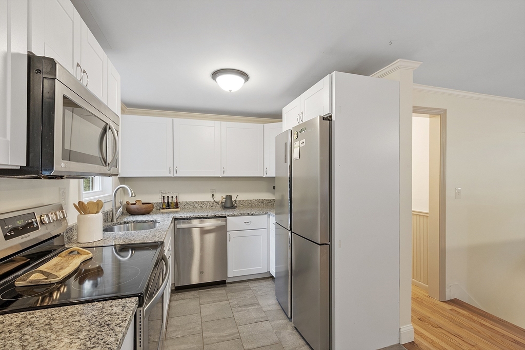 11 Lillian Dr