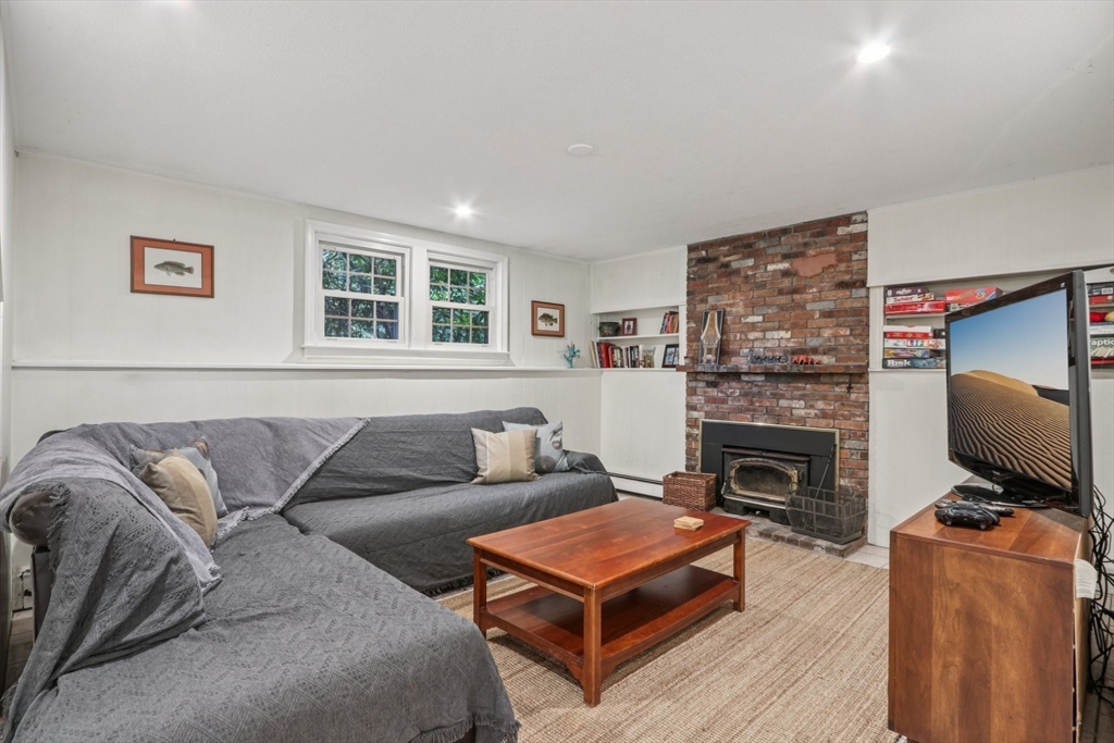 318 Harvard Rd, Stow