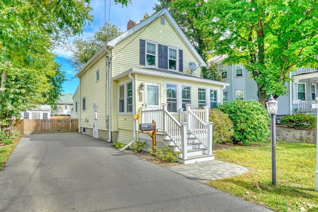235 Curve St
