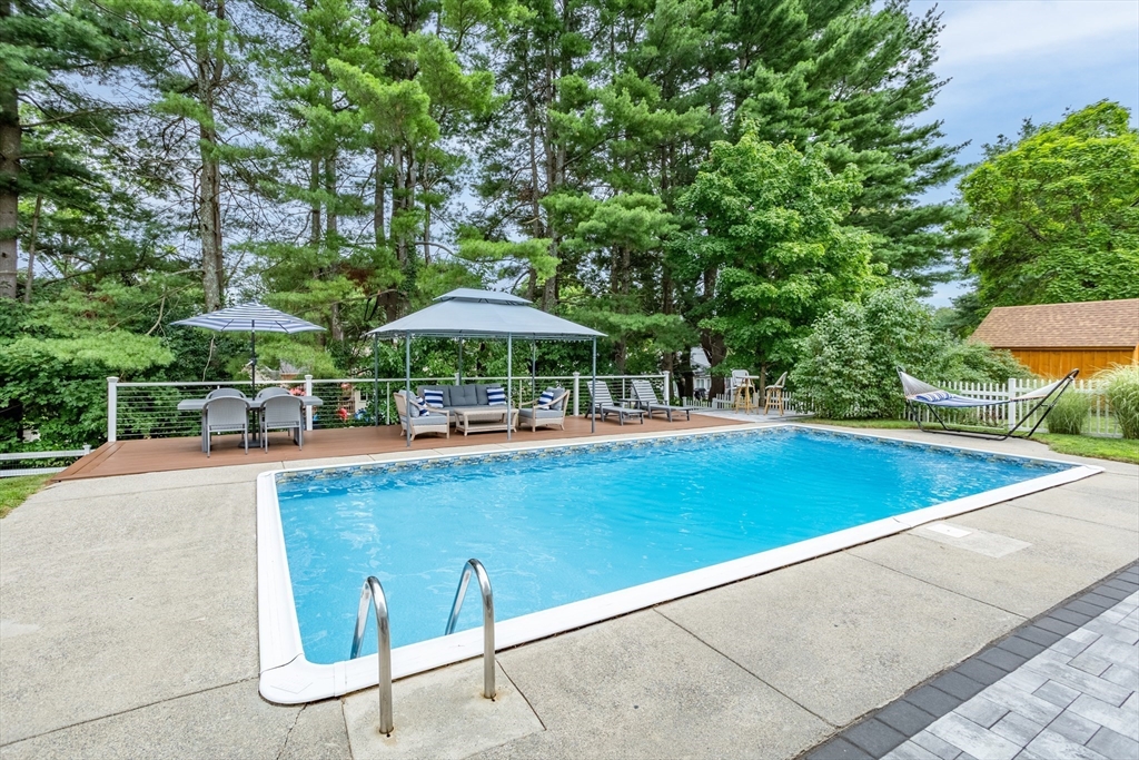 55 Kent Dr, Hudson