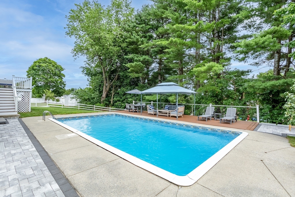 55 Kent Dr, Hudson