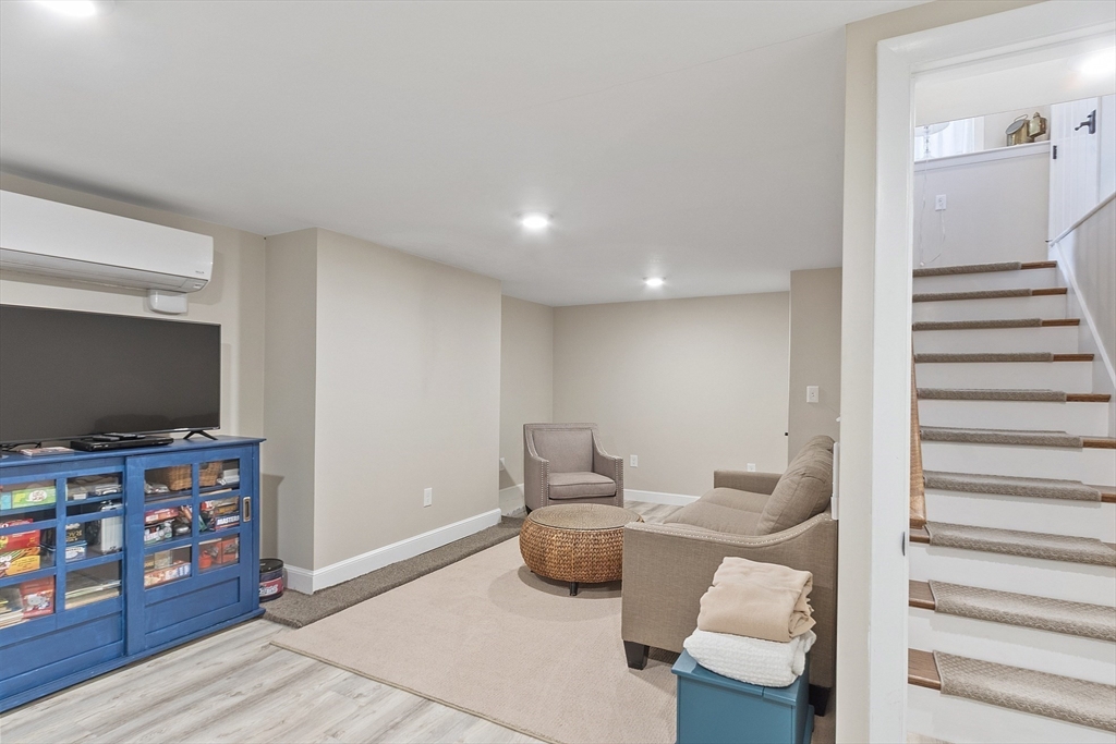 16 Jonathan Dr