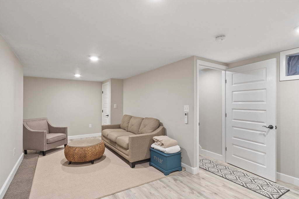 16 Jonathan Dr