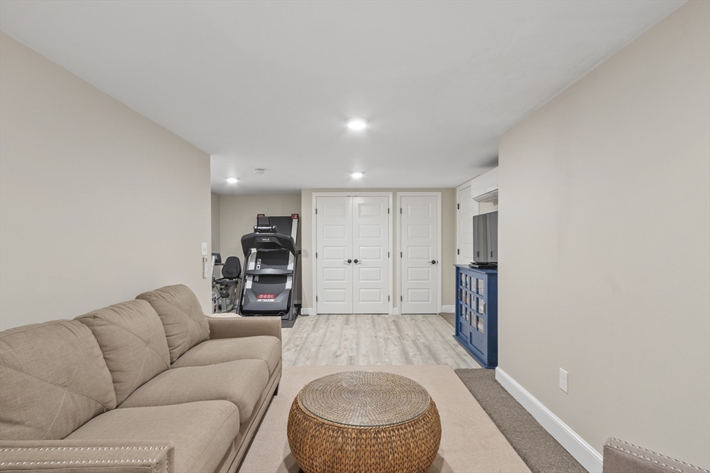 16 Jonathan Dr