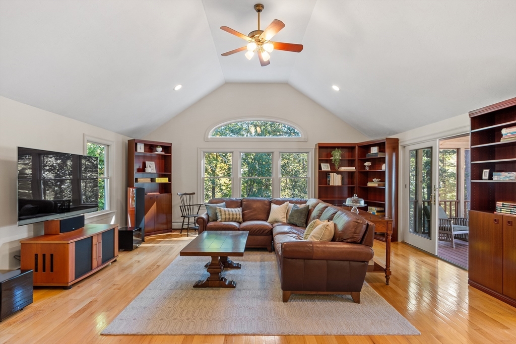 31 Mohawk Dr