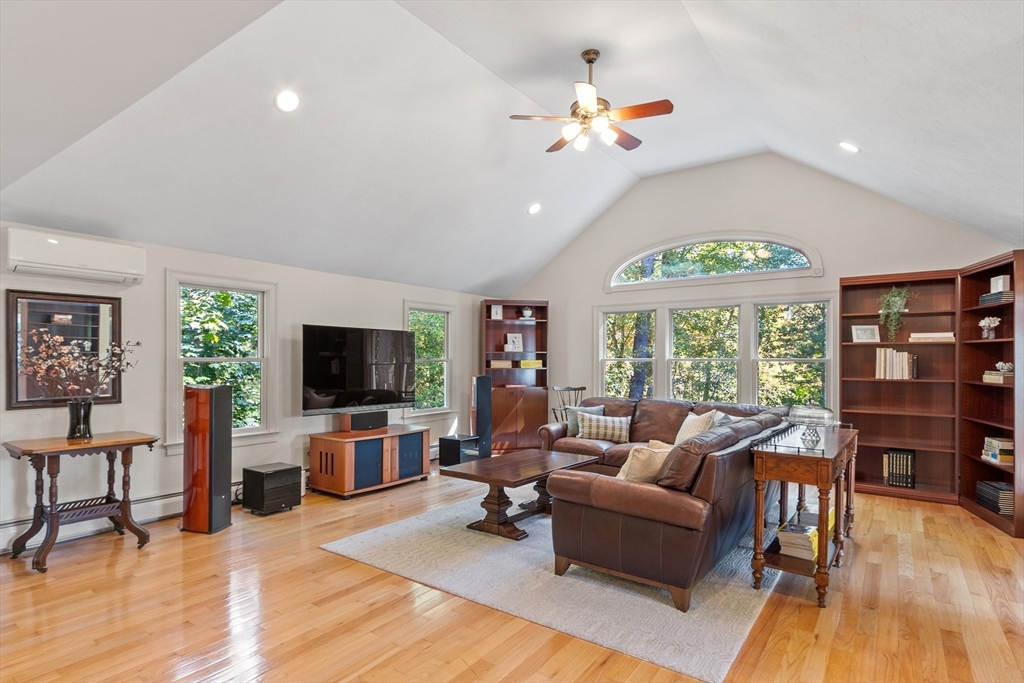 31 Mohawk Dr