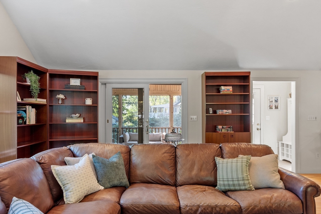 31 Mohawk Dr