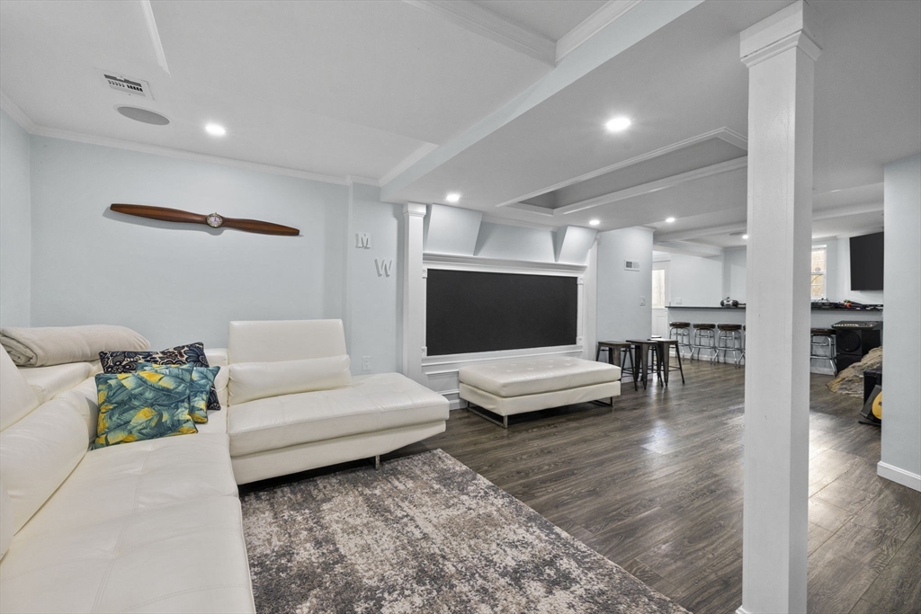 725 Main St