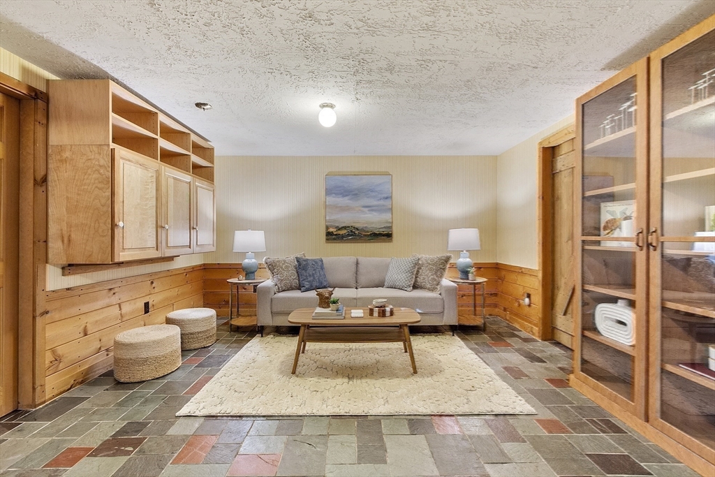 18 Douglas Dr