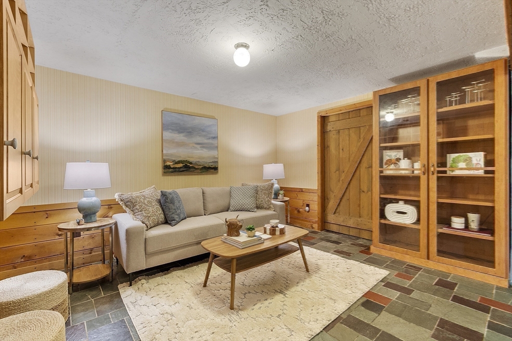 18 Douglas Dr