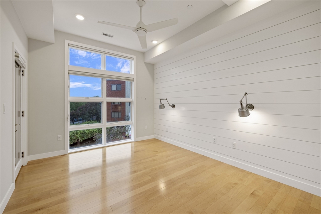 17 Holland Street # 301