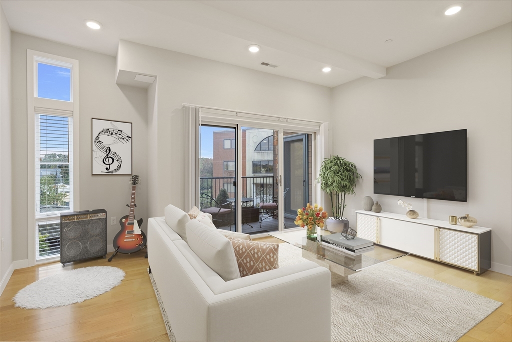 17 Holland Street # 301