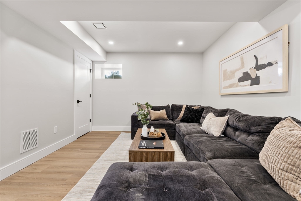 122 Woodruff Ave # 122