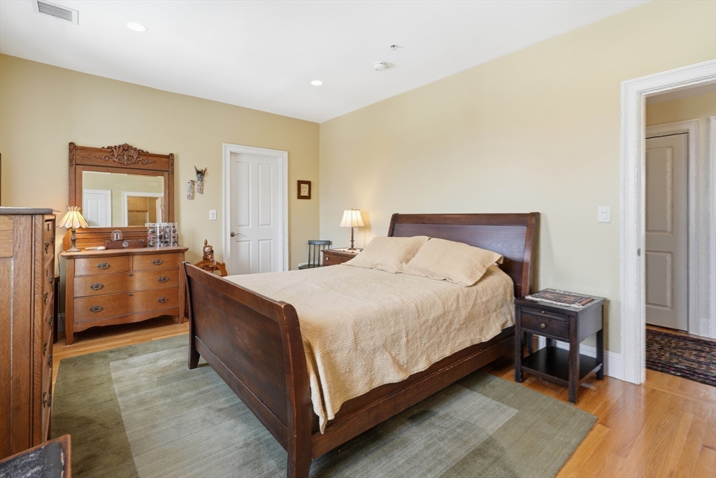 52 Thurston St # 3