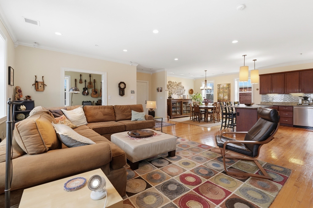 52 Thurston St # 3