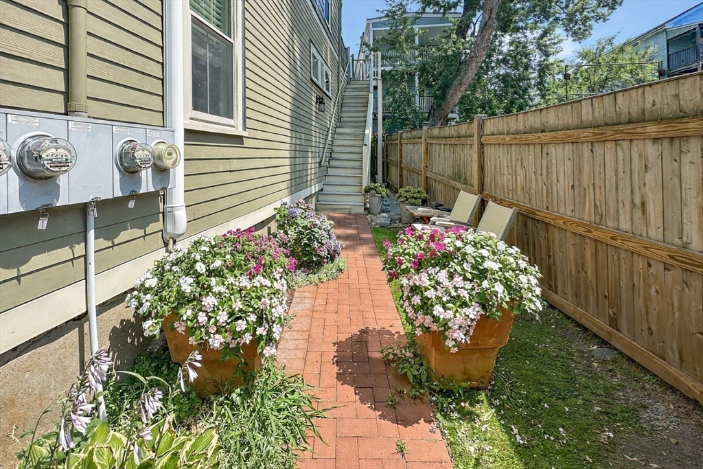 20 Porter St # 3