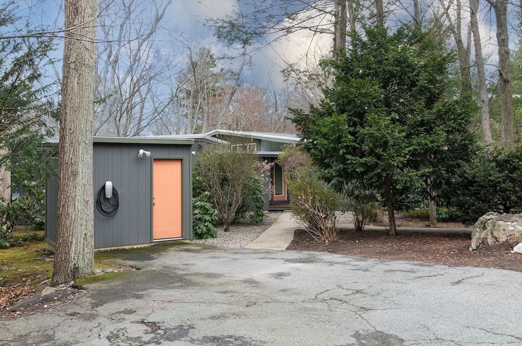 27 Peacock Farm Rd