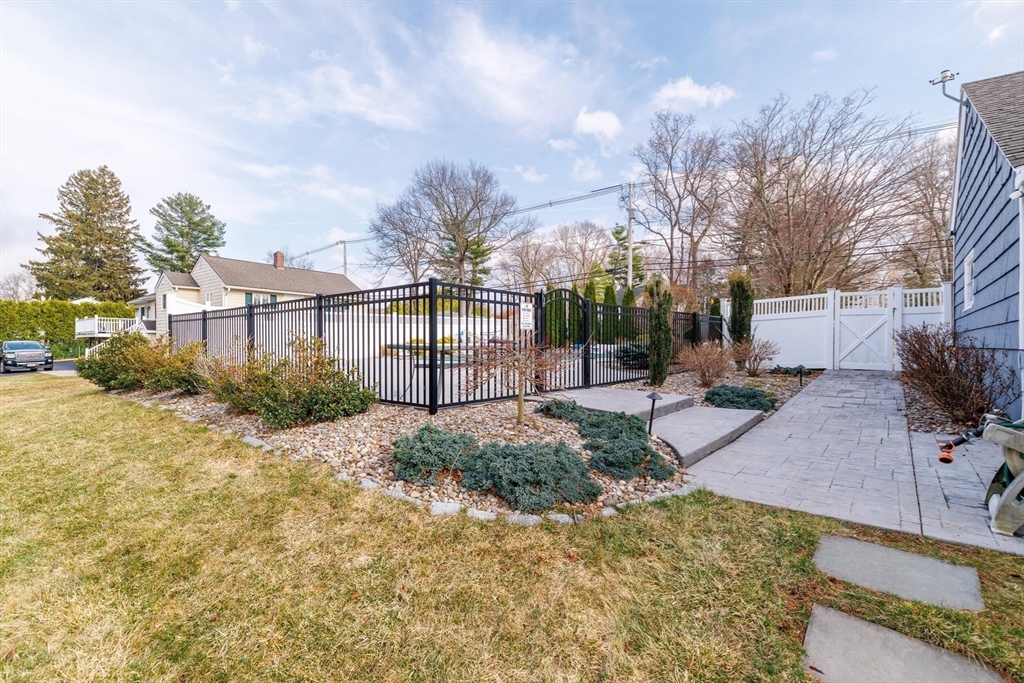 553 Elm St