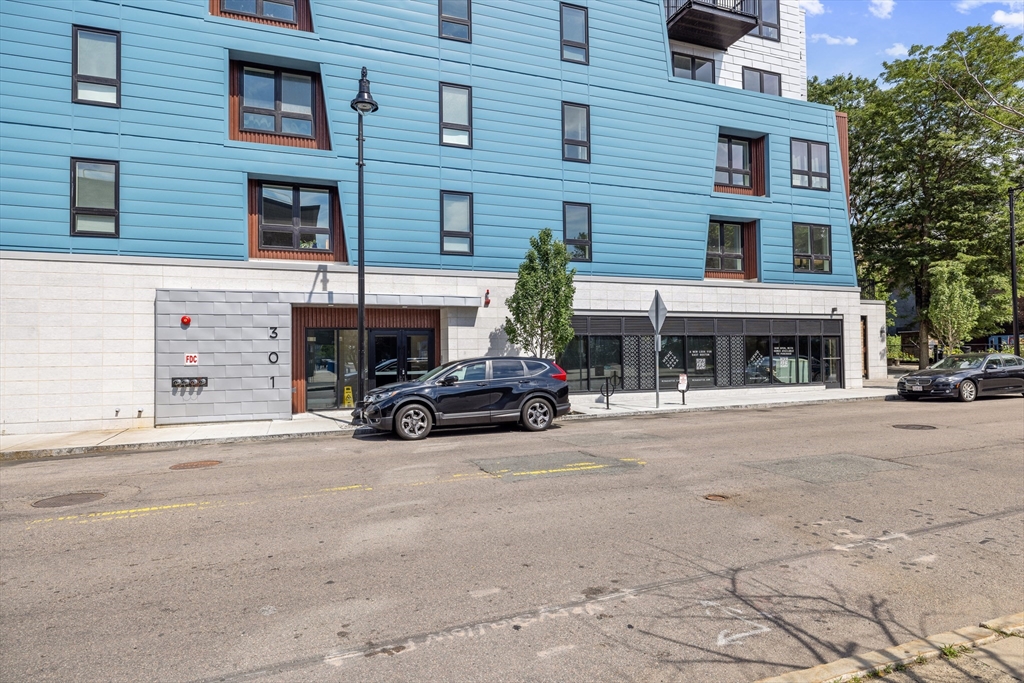 301 Border St # 611
