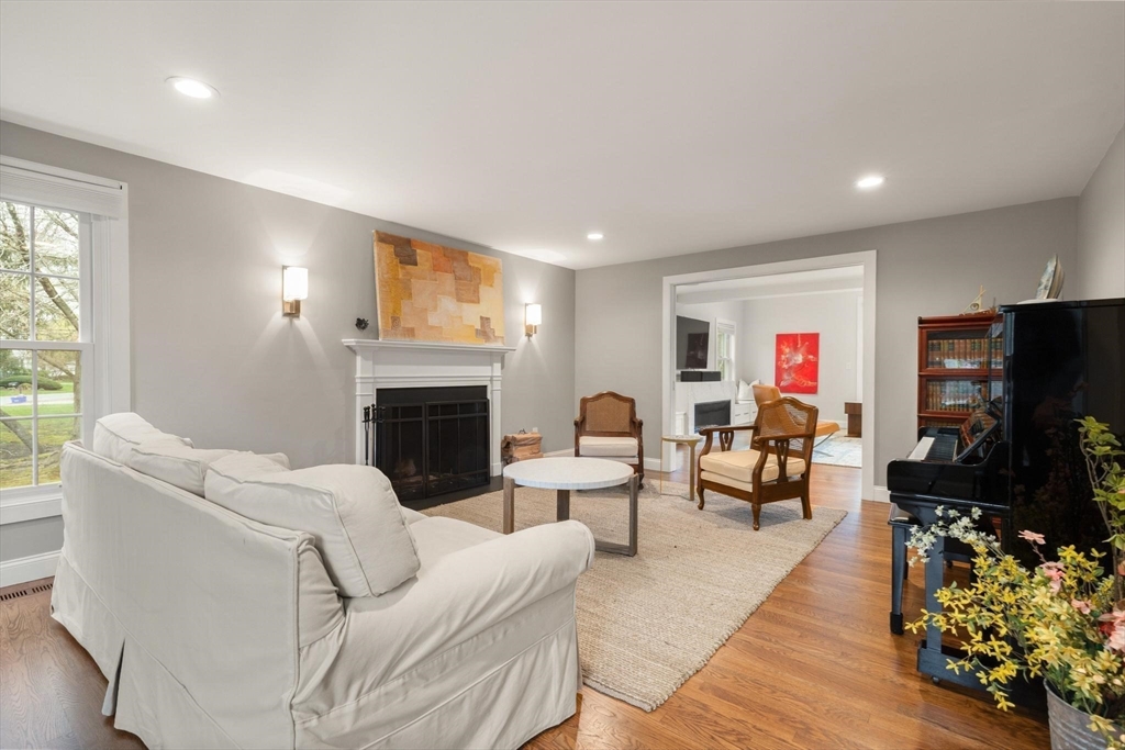 25 Saddle Club Rd