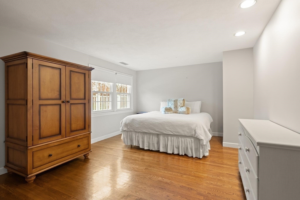 25 Saddle Club Rd
