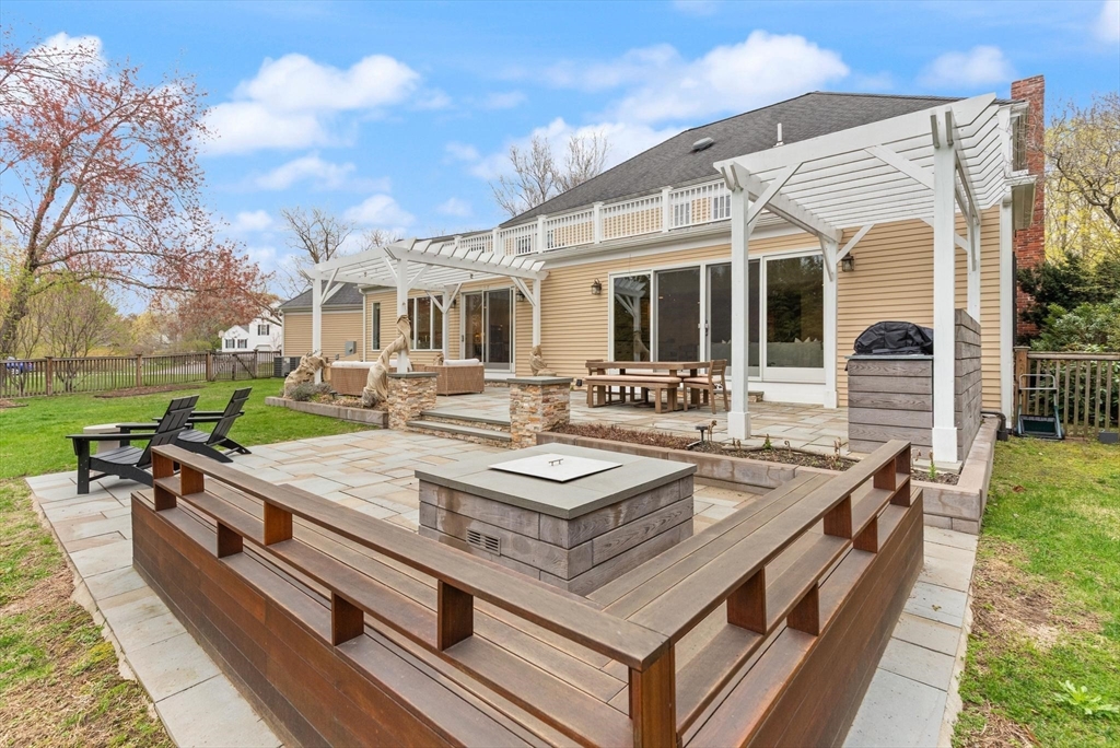 25 Saddle Club Rd