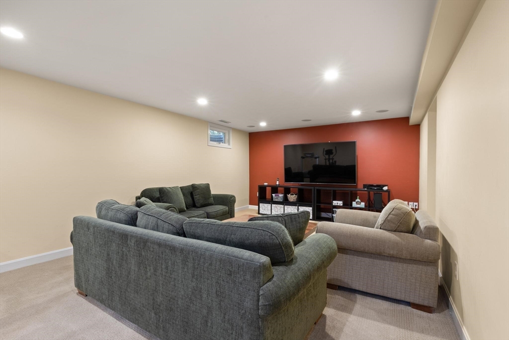 25 Saddle Club Rd