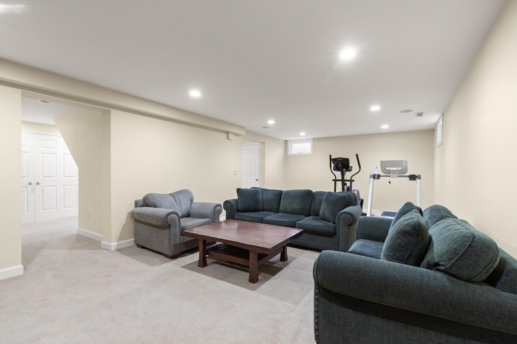 25 Saddle Club Rd