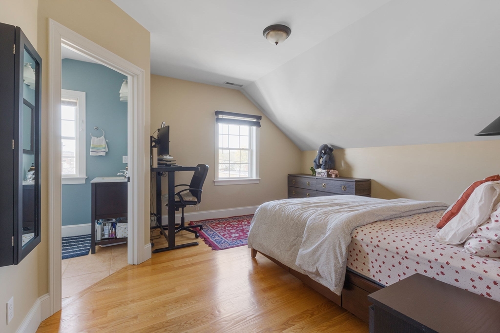 42 Lexington St # 3