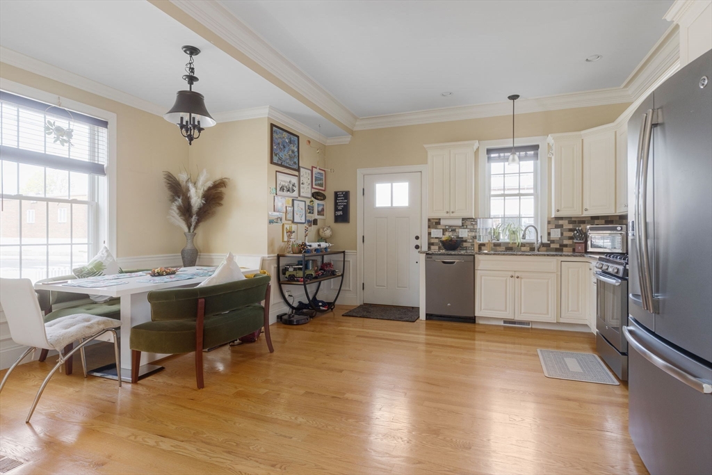 42 Lexington St # 3
