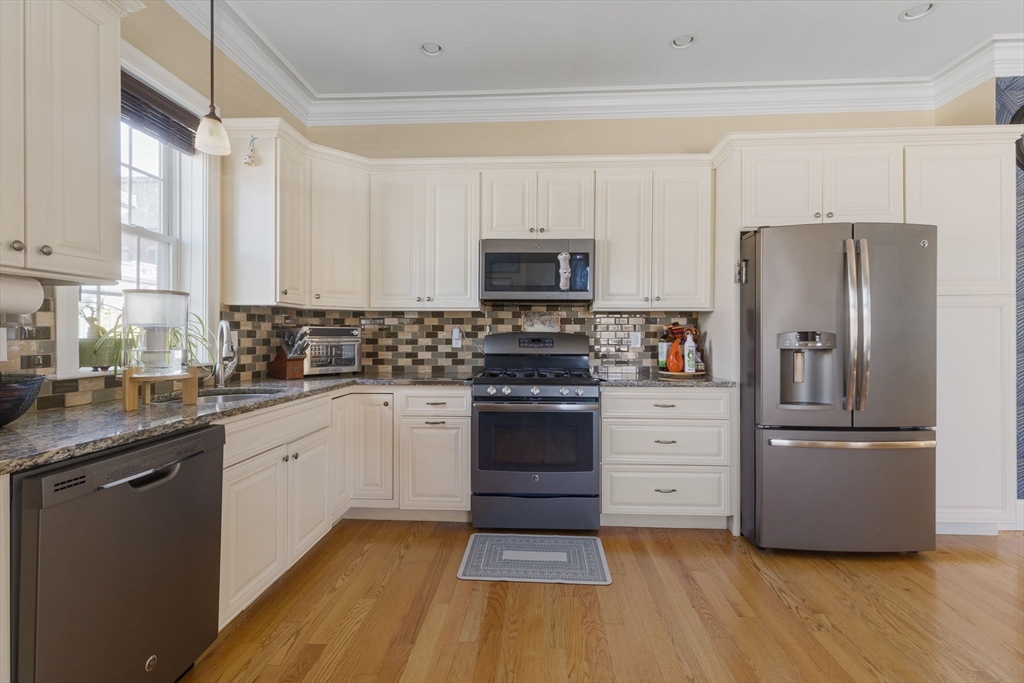 42 Lexington St # 3