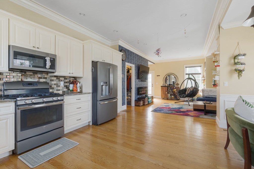42 Lexington St # 3