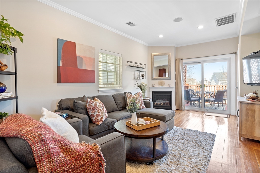 200 Emerson St Unit: 3 Penthouse