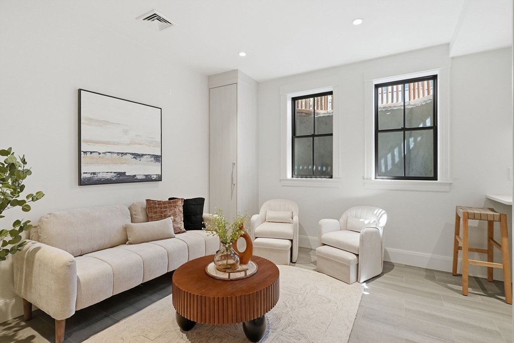 9 Mt Auburn St