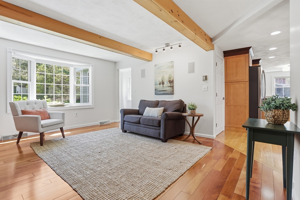 4 Meadowbrook Rd