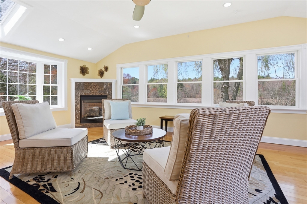 4 Meadowbrook Rd