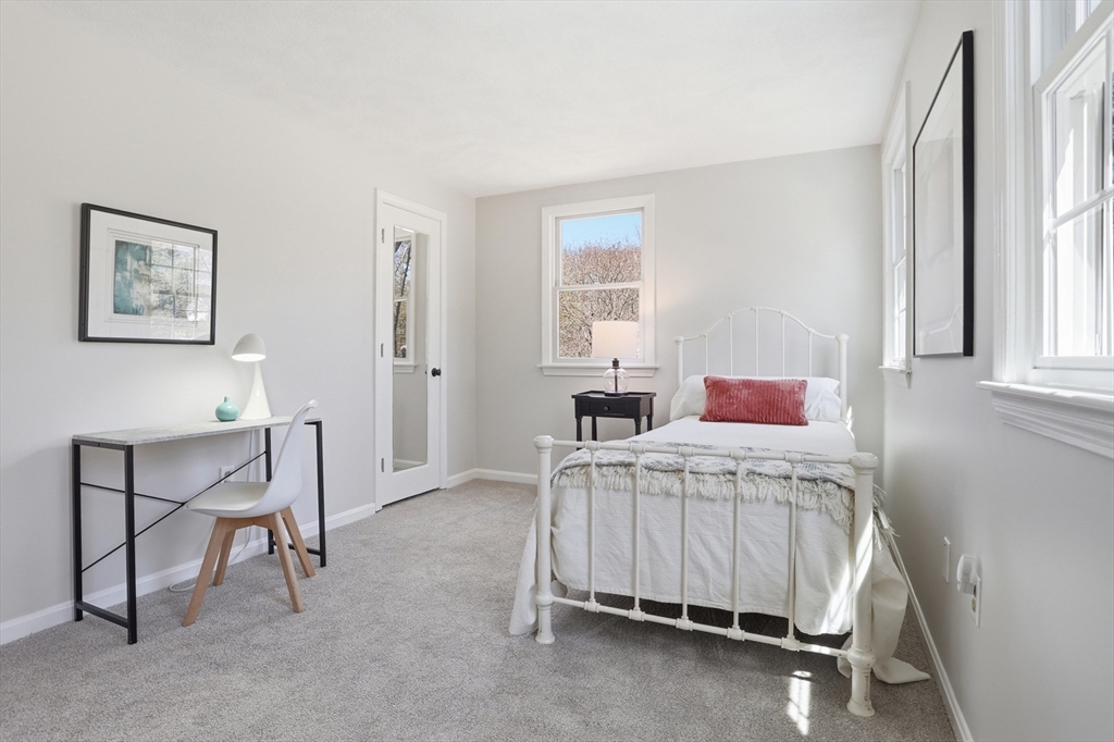 4 Meadowbrook Rd