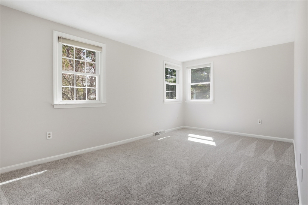 4 Meadowbrook Rd