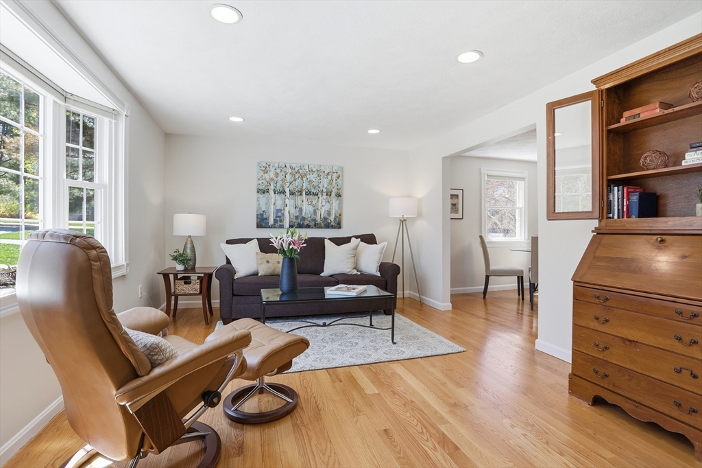 4 Meadowbrook Rd
