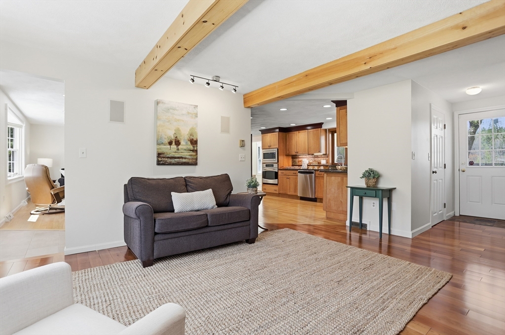 4 Meadowbrook Rd