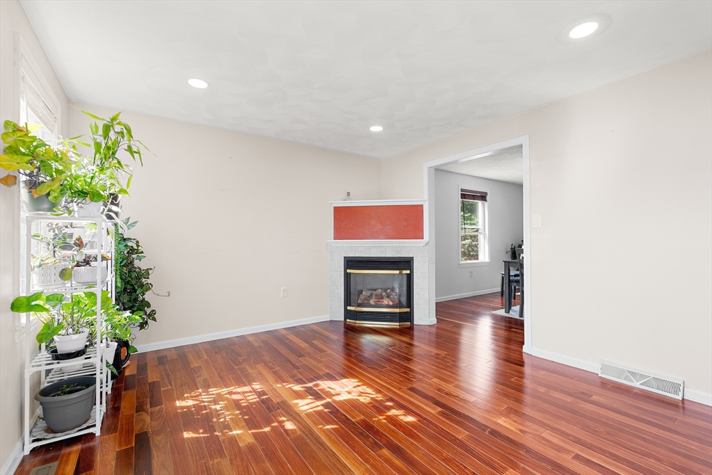 9 Rhodes St