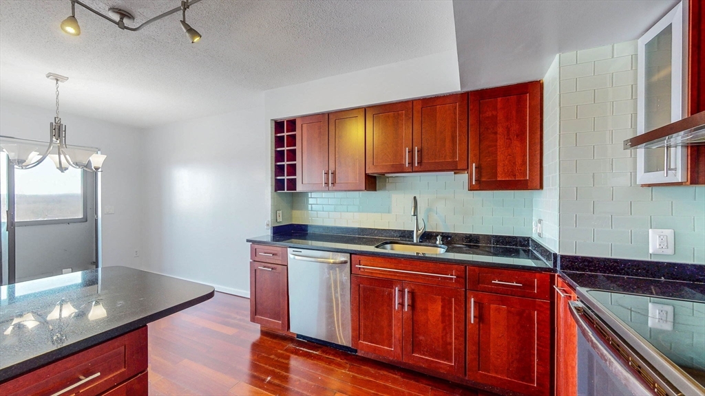 250 Hammond Pond Pkwy # 1203N