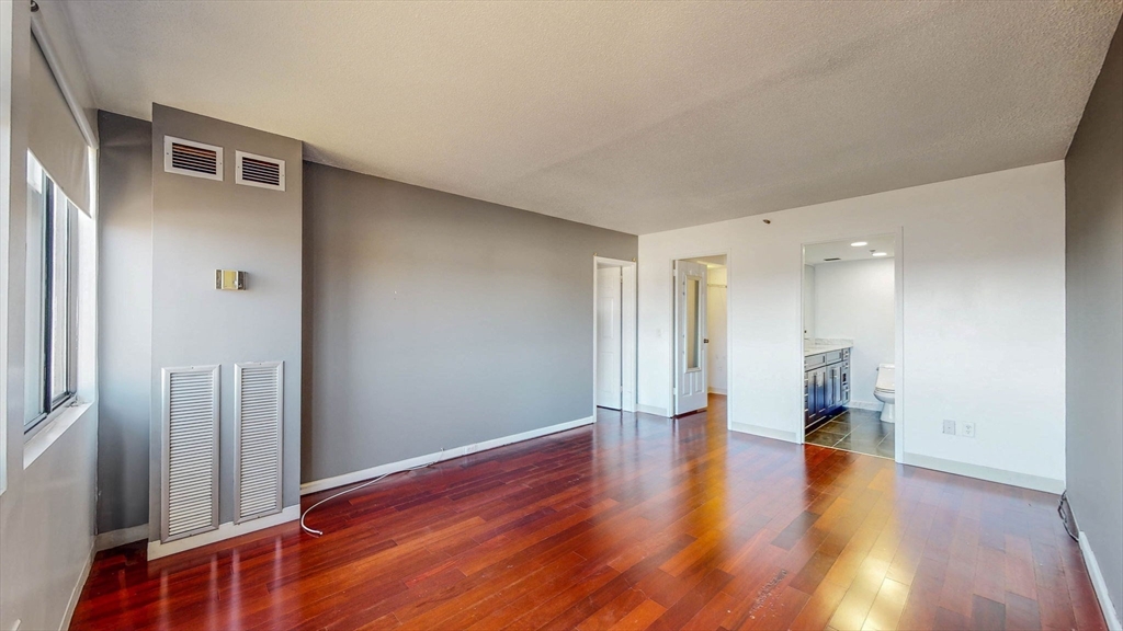 250 Hammond Pond Pkwy # 1203N