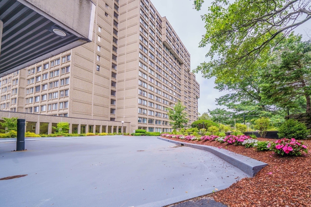 250 Hammond Pond Pkwy # 1203N