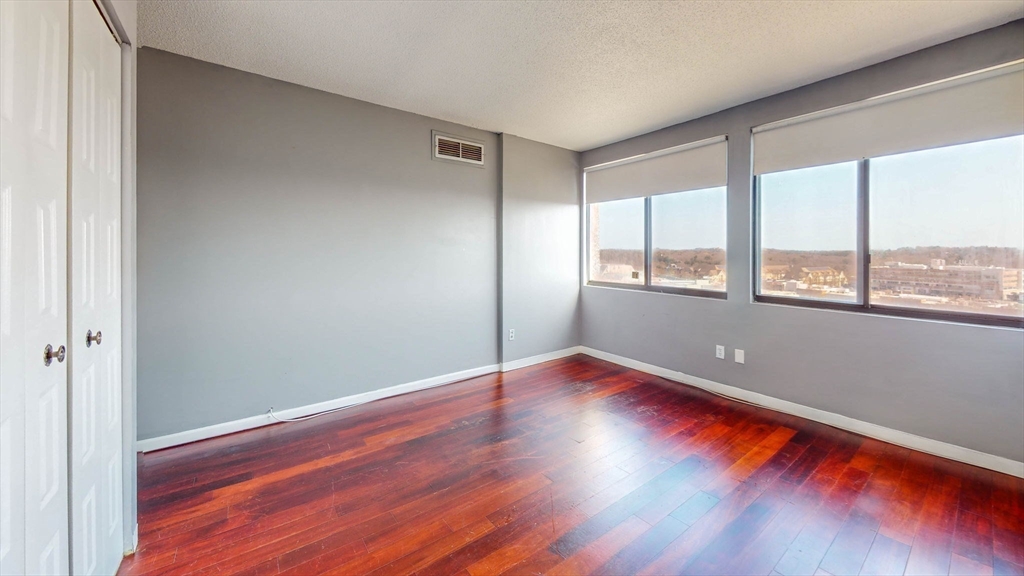 250 Hammond Pond Pkwy # 1203N